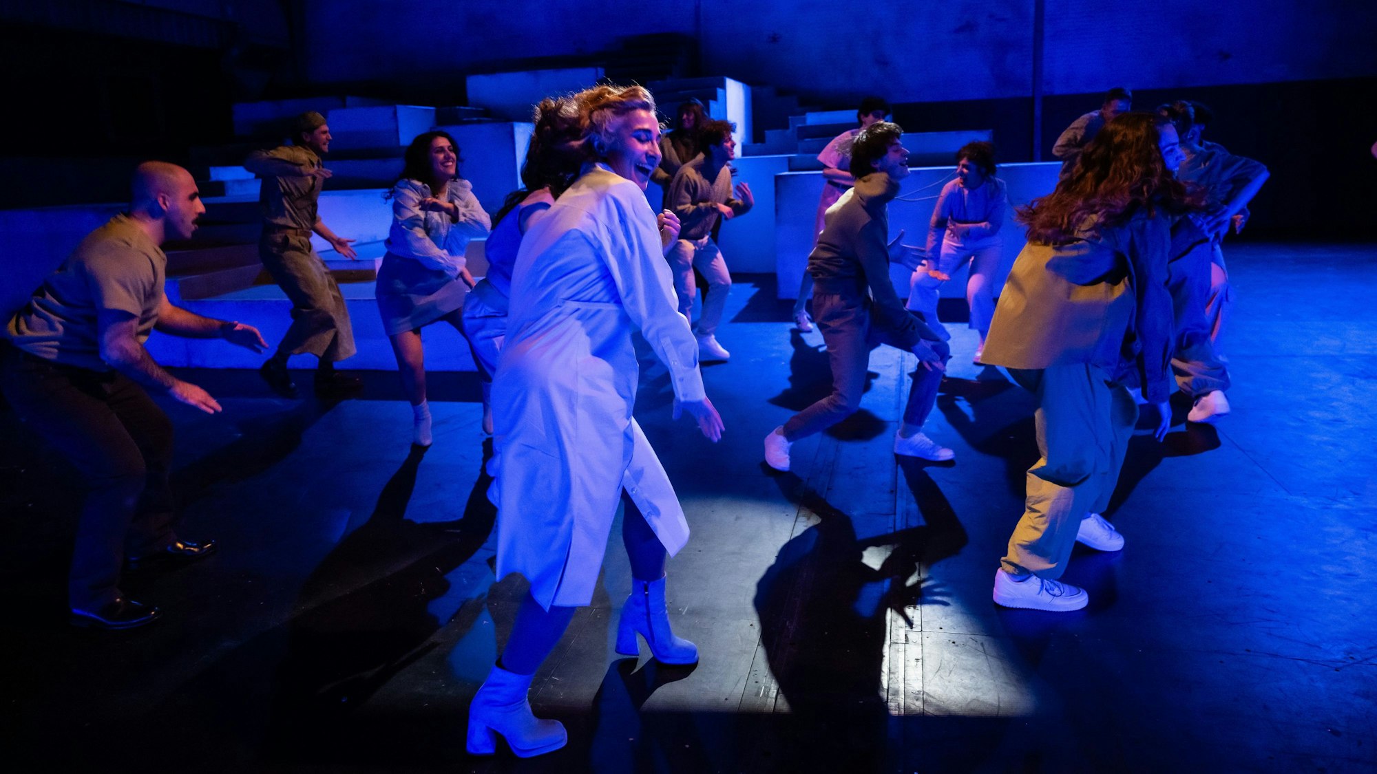 Vatermal
nach dem Roman von Necati Öziri
Regie: Bassam Ghazi
Regie: Bassam Ghazi
Bühne: Karolina Wyderka
Kostüm: Justine Loddenkemper
Choreografie: Bahar Gökten
Video: Viktoria Gurina
Lichtdesign: Jan Steinfatt
Dramaturgie: Dominika Široká
Foto: Sandra Then