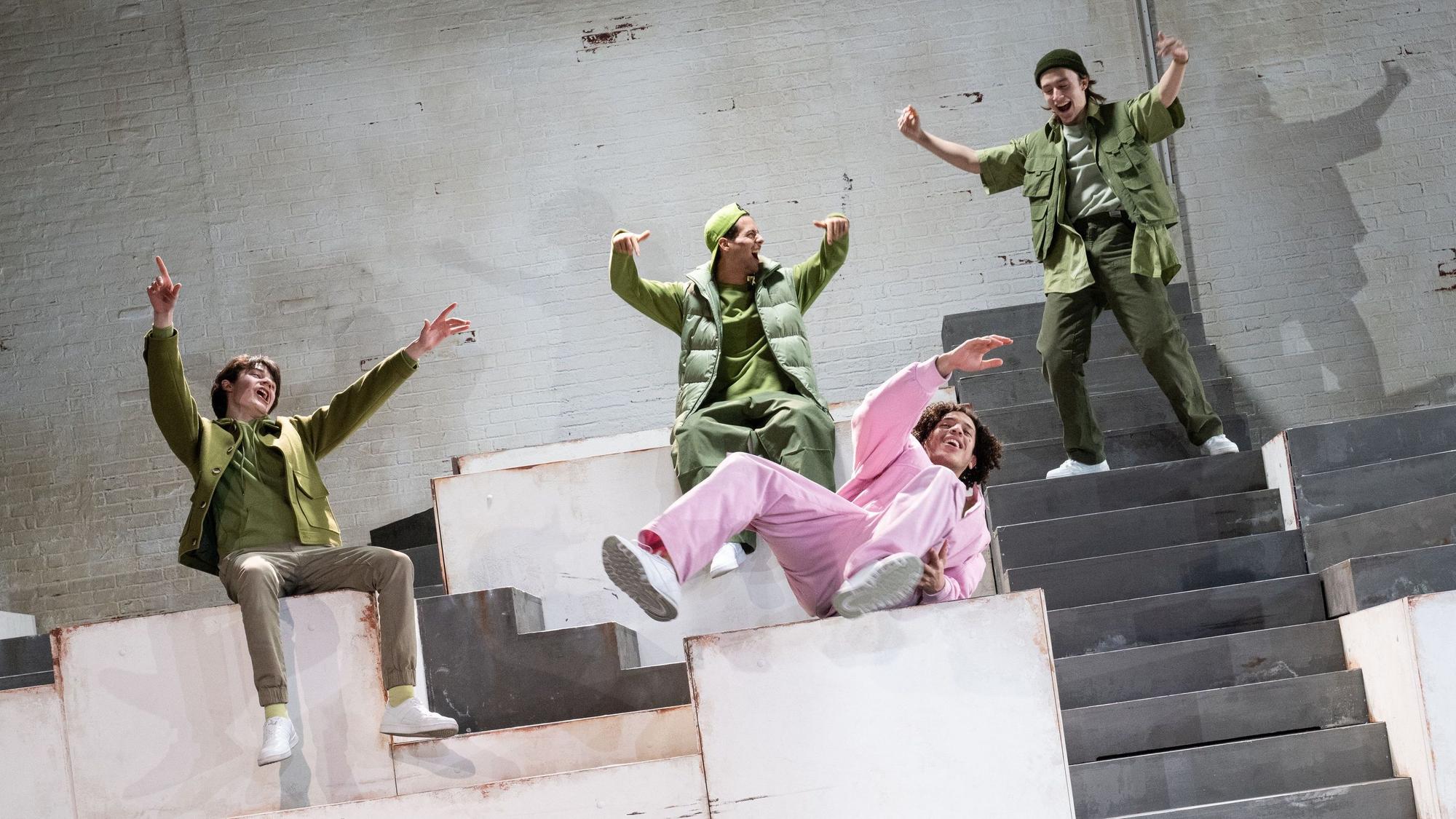 Vatermal
nach dem Roman von Necati Öziri
Regie: Bassam Ghazi
Regie: Bassam Ghazi
Bühne: Karolina Wyderka
Kostüm: Justine Loddenkemper
Choreografie: Bahar Gökten
Video: Viktoria Gurina
Lichtdesign: Jan Steinfatt
Dramaturgie: Dominika Široká