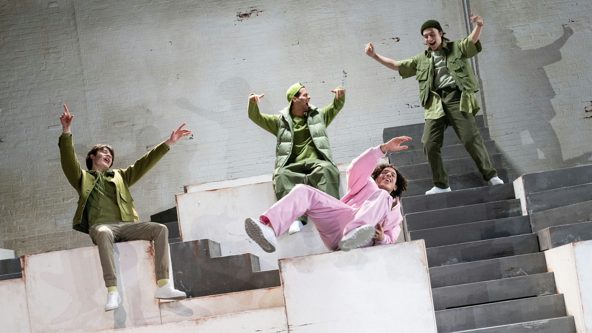 Vatermal
nach dem Roman von Necati Öziri
Regie: Bassam Ghazi
Regie: Bassam Ghazi
Bühne: Karolina Wyderka
Kostüm: Justine Loddenkemper
Choreografie: Bahar Gökten
Video: Viktoria Gurina
Lichtdesign: Jan Steinfatt
Dramaturgie: Dominika Široká