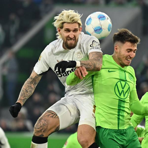 08.02.2025, Niedersachsen, Wolfsburg: Fußball: Bundesliga, VfL Wolfsburg - Bayer Leverkusen, 21. Spieltag, Volkswagen Arena. Leverkusens Robert Andrich (l) spielt gegen Wolfsburgs Kilian Fischer und Wolfsburgs Maximilian Arnold (r). Foto: Swen Pförtner/dpa - WICHTIGER HINWEIS: Gemäß den Vorgaben der DFL Deutsche Fußball Liga bzw. des DFB Deutscher Fußball-Bund ist es untersagt, in dem Stadion und/oder vom Spiel angefertigte Fotoaufnahmen in Form von Sequenzbildern und/oder videoähnlichen Fotostrecken zu verwerten bzw. verwerten zu lassen. +++ dpa-Bildfunk +++