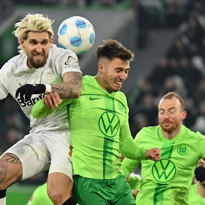 08.02.2025, Niedersachsen, Wolfsburg: Fußball: Bundesliga, VfL Wolfsburg - Bayer Leverkusen, 21. Spieltag, Volkswagen Arena. Leverkusens Robert Andrich (l) spielt gegen Wolfsburgs Kilian Fischer und Wolfsburgs Maximilian Arnold (r). Foto: Swen Pförtner/dpa - WICHTIGER HINWEIS: Gemäß den Vorgaben der DFL Deutsche Fußball Liga bzw. des DFB Deutscher Fußball-Bund ist es untersagt, in dem Stadion und/oder vom Spiel angefertigte Fotoaufnahmen in Form von Sequenzbildern und/oder videoähnlichen Fotostrecken zu verwerten bzw. verwerten zu lassen. +++ dpa-Bildfunk +++