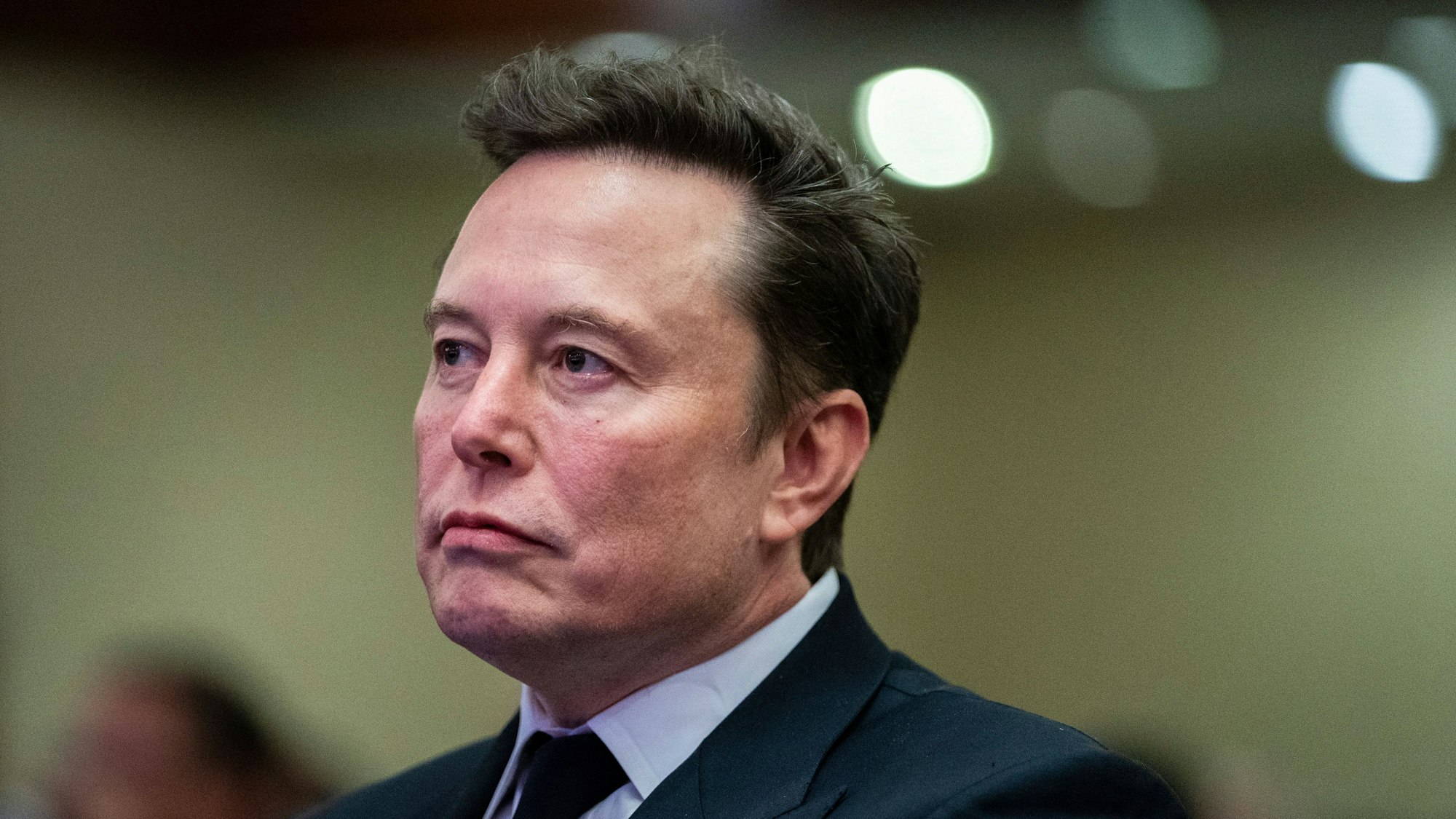 ARCHIV - 13.11.2024, USA, Washington: Elon Musk, Tech-Milliardär und Besitzer von «Tesla» und «X», hört zu, während Trump bei einem Treffen mit dem Kongresskomitee der Republikaner spricht. (zu dpa: «Weißes Haus: Musk ist «besonderer Regierungsangestellter»») Foto: Allison Robbert/AFP Pool via AP/dpa +++ dpa-Bildfunk +++
