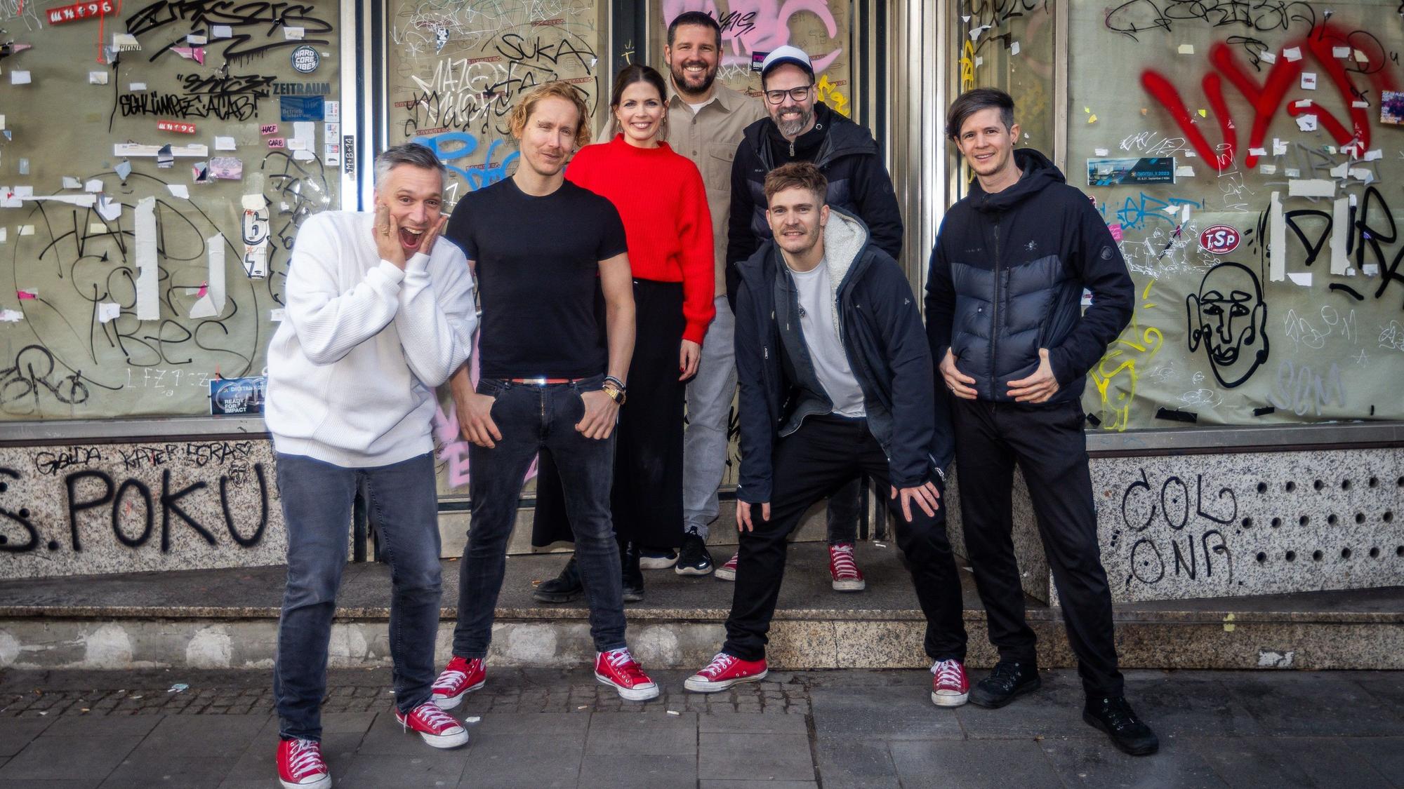 Auf der Aachener Straße in Köln soll das Brauhaus „Marie & Johann“ entstehen: Basti Campmann (v.l.n.r.), Flo Peil, Kim Gerstenberg, Till Riekenbrauk, Ena Schwiers, Nils Plum, Sebi Wagner.