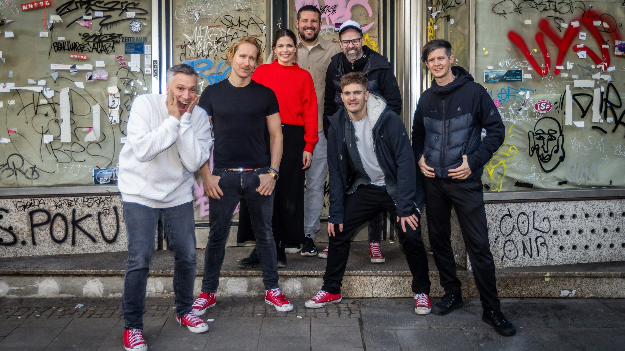 Auf der Aachener Straße in Köln soll das Brauhaus „Marie & Johann“ entstehen: Basti Campmann (v.l.n.r.), Flo Peil, Kim Gerstenberg, Till Riekenbrauk, Ena Schwiers, Nils Plum, Sebi Wagner.