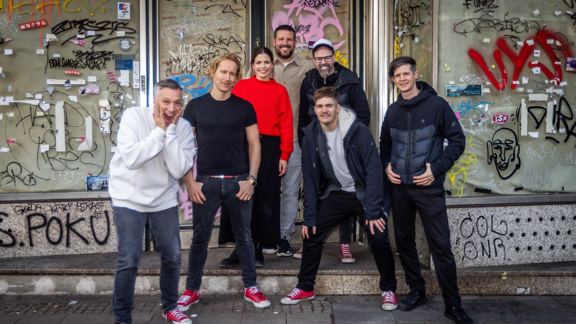 Auf der Aachener Straße in Köln soll das Brauhaus „Marie & Johann“ entstehen: Basti Campmann (v.l.n.r.), Flo Peil, Kim Gerstenberg, Till Riekenbrauk, Ena Schwiers, Nils Plum, Sebi Wagner.