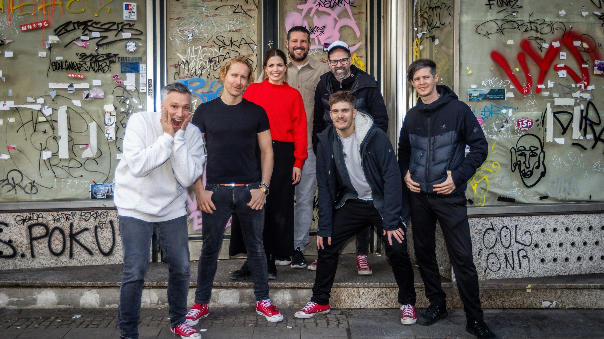 Auf der Aachener Straße in Köln soll das Brauhaus „Marie & Johann“ entstehen: Basti Campmann (v.l.n.r.), Flo Peil, Kim Gerstenberg, Till Riekenbrauk, Ena Schwiers, Nils Plum, Sebi Wagner.