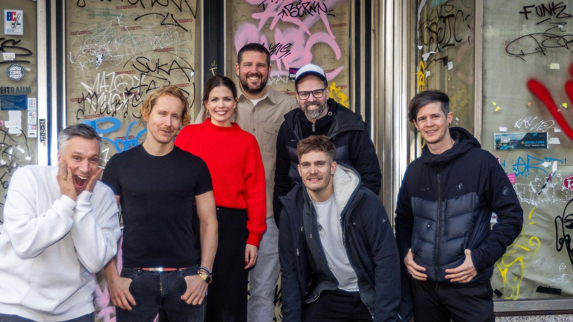 Auf der Aachener Straße in Köln soll das Brauhaus „Marie & Johann“ entstehen: Basti Campmann (v.l.n.r.), Flo Peil, Kim Gerstenberg, Till Riekenbrauk, Ena Schwiers, Nils Plum, Sebi Wagner.