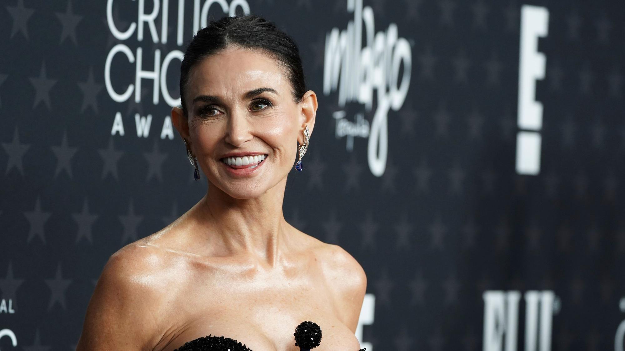 Demi Moore hat 2025 den Golden Globe und Critics Choice Award gewonnen.