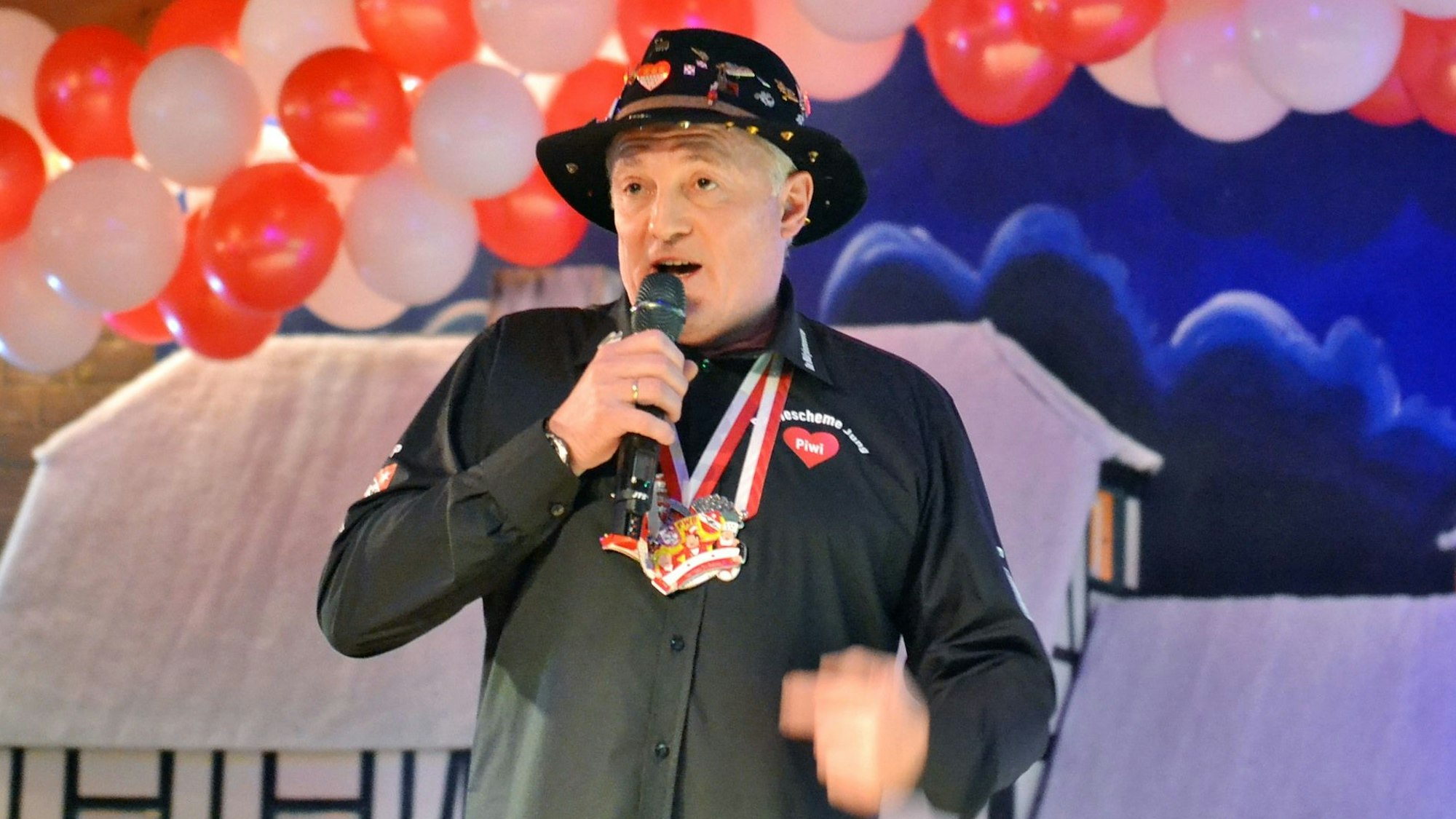 Das Bild zeigt den Sänger während der Sitzung im Dorfgemeinschaftshaus.