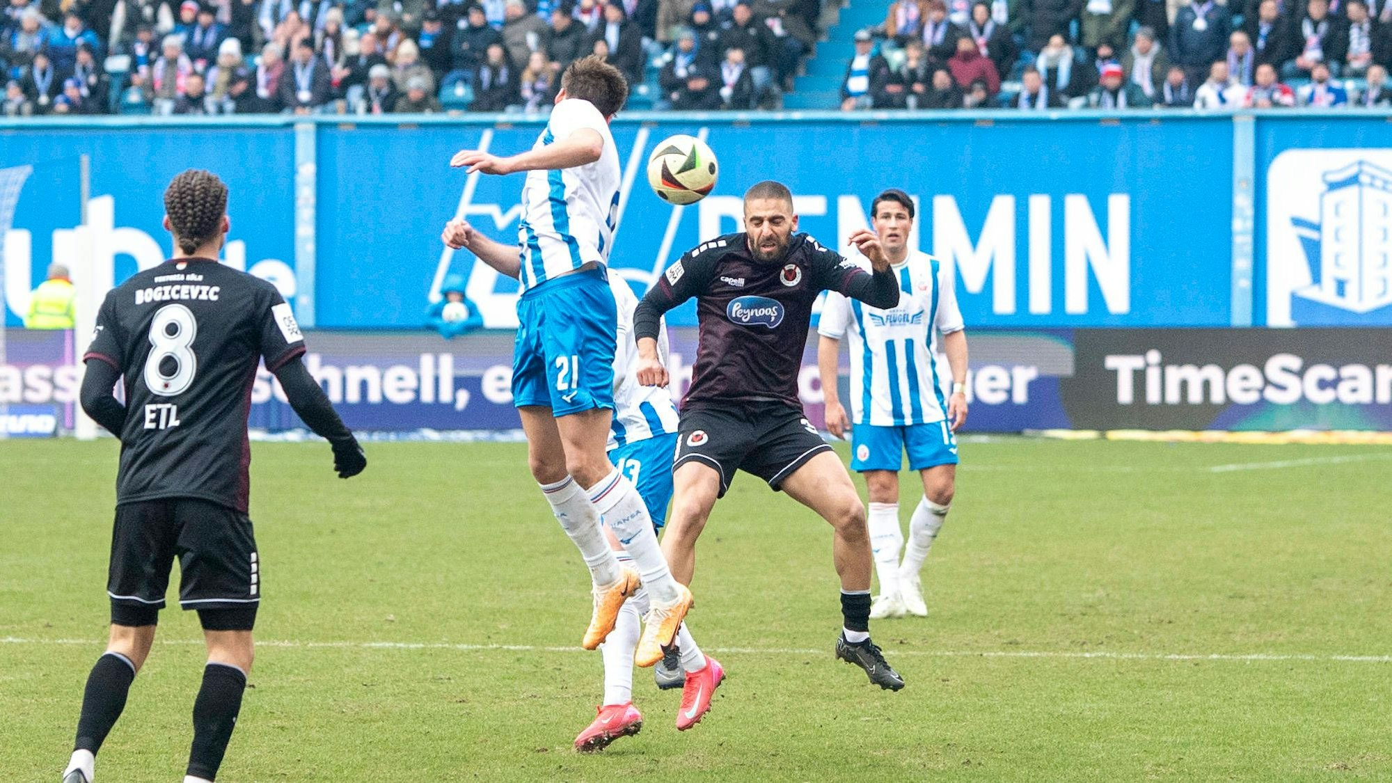Semih Güler (M.) verpasste in der Nachspielzeit eine Großchance auf den Sieg.