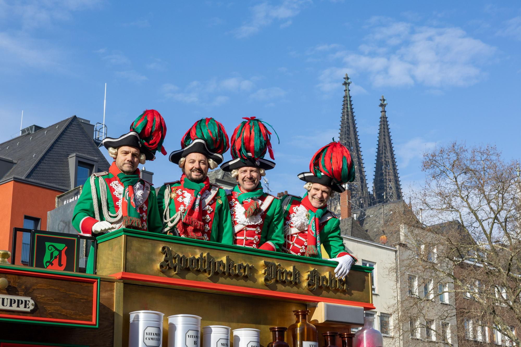 Altstädter präsentieren ihren neuen Wagen für den Rosenmontagszug.