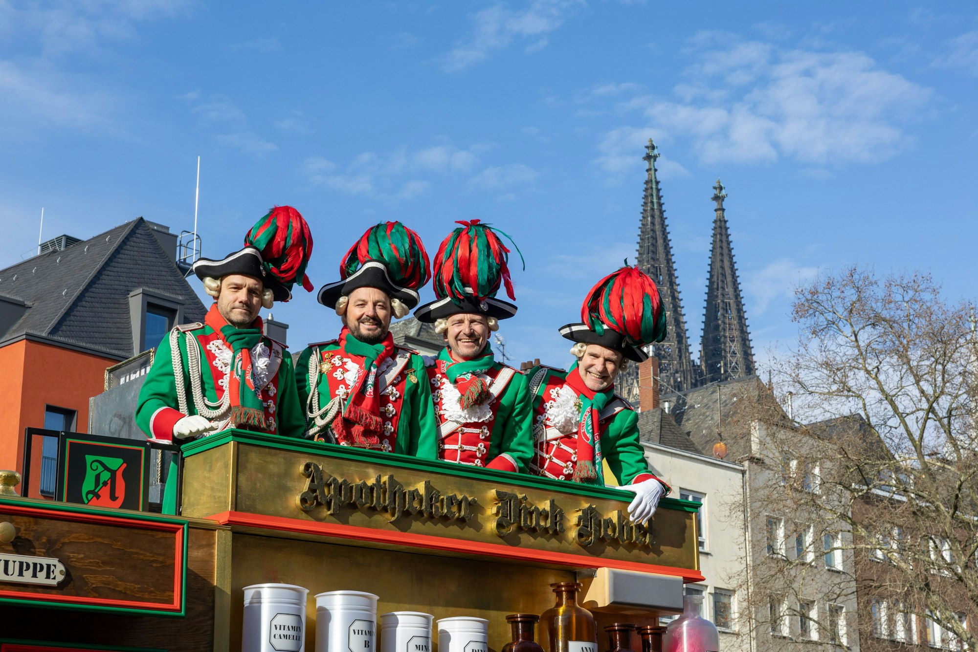 Altstädter präsentieren ihren neuen Wagen für den Rosenmontagszug.
