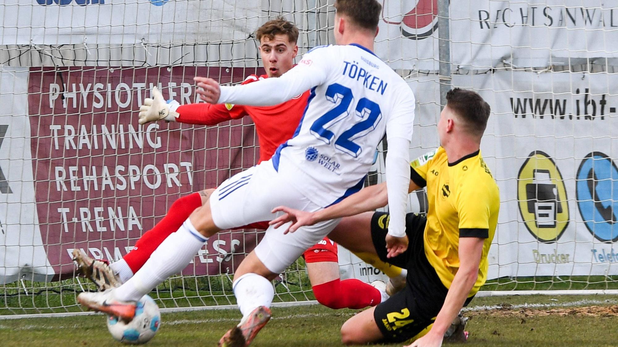 Dreikampf um den Ball: Lukas van Ingen,Torwart Eintracht Hohkeppel, Thilo Töpken (MSV Duisburg) und Pius Krätschmer (Eintracht Hohkeppel).