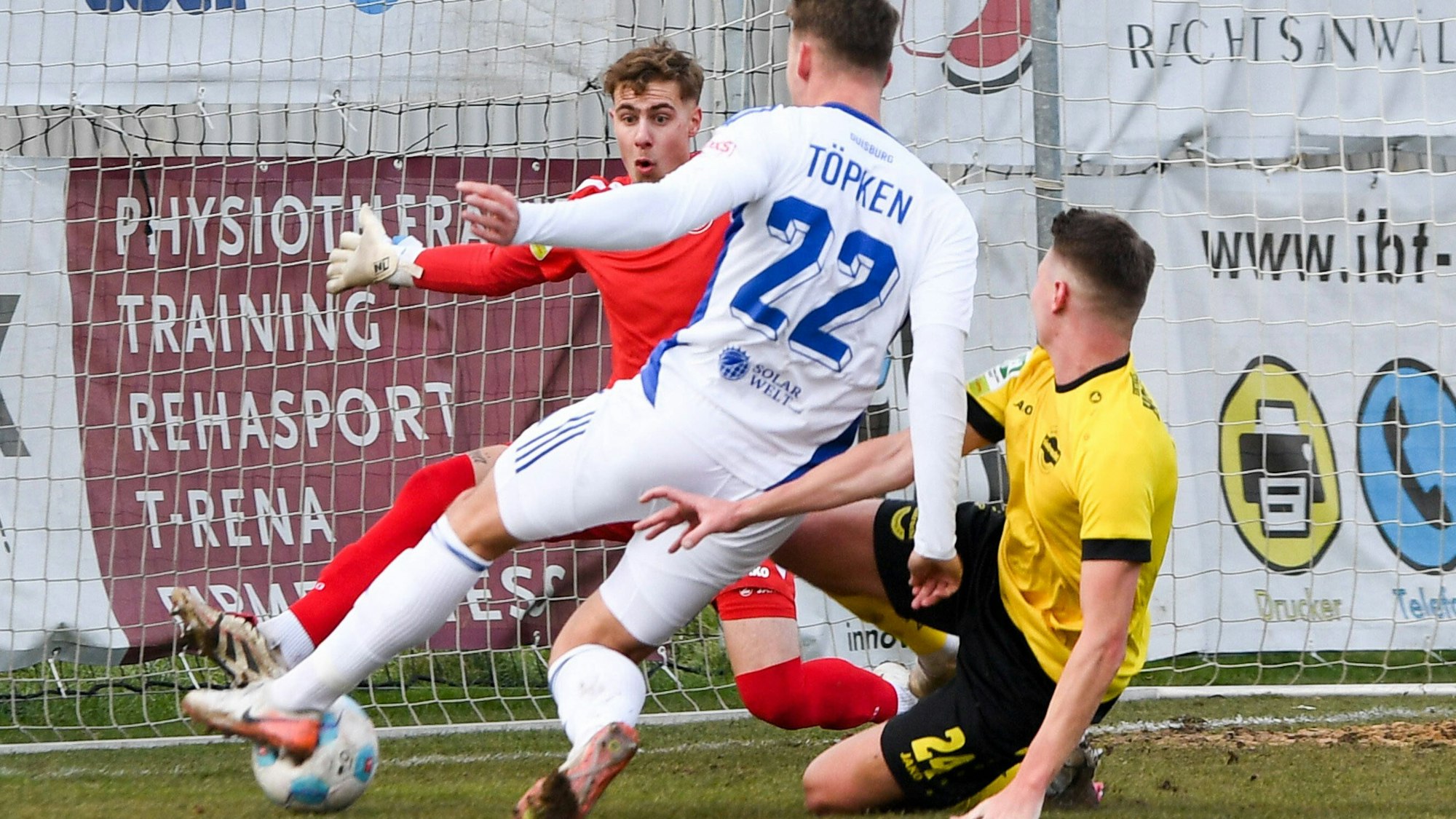 Dreikampf um den Ball: Lukas van Ingen,Torwart Eintracht Hohkeppel, Thilo Töpken (MSV Duisburg) und Pius Krätschmer (Eintracht Hohkeppel).