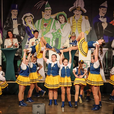 Die Pänz der Stadtgarde Opladen begeistern das Publikum mit energiegeladenen Tänzen und tollen Choreografien.