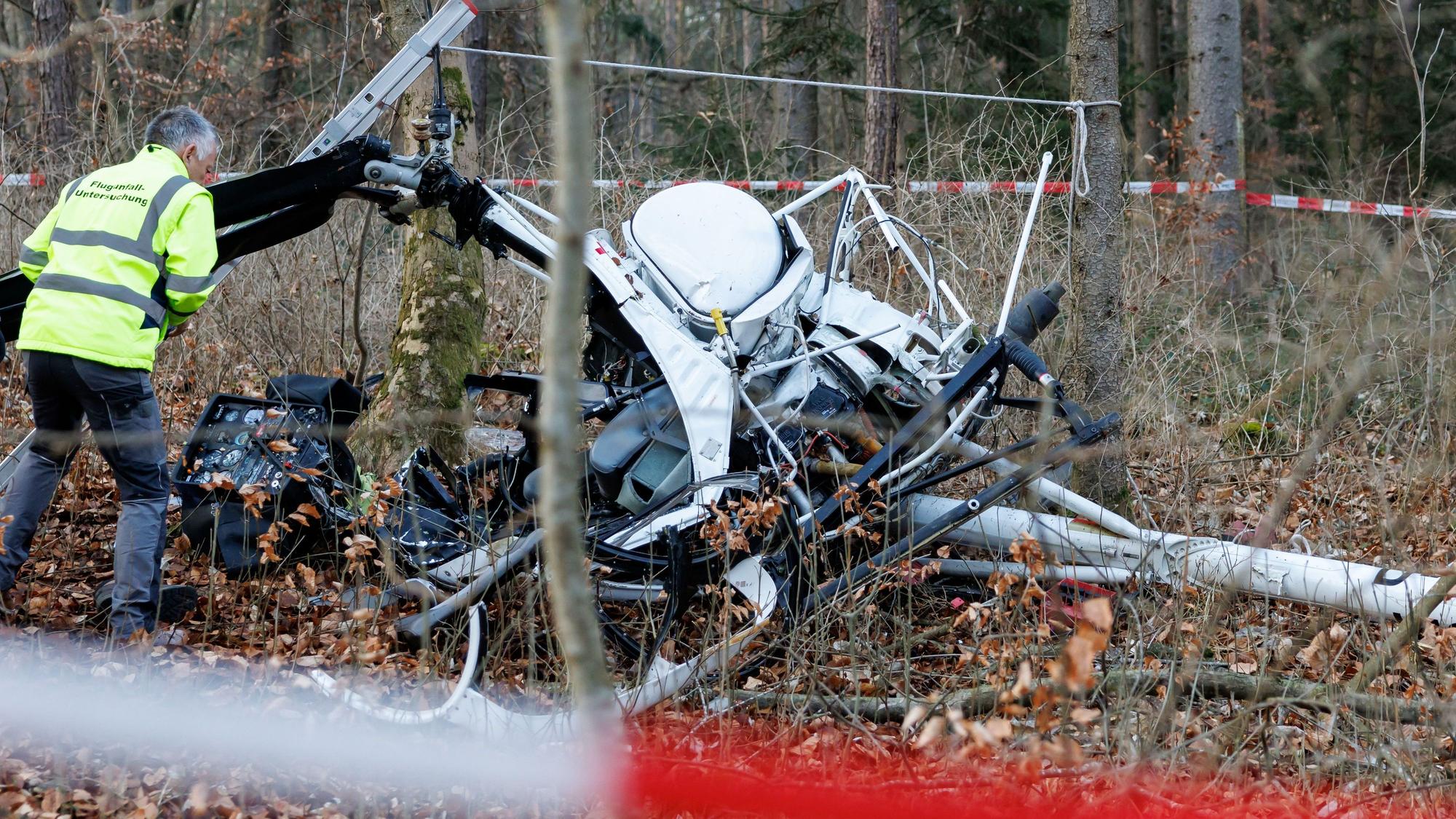Das Wrack des abgestürzten Hubschraubers liegt in einem Wald.