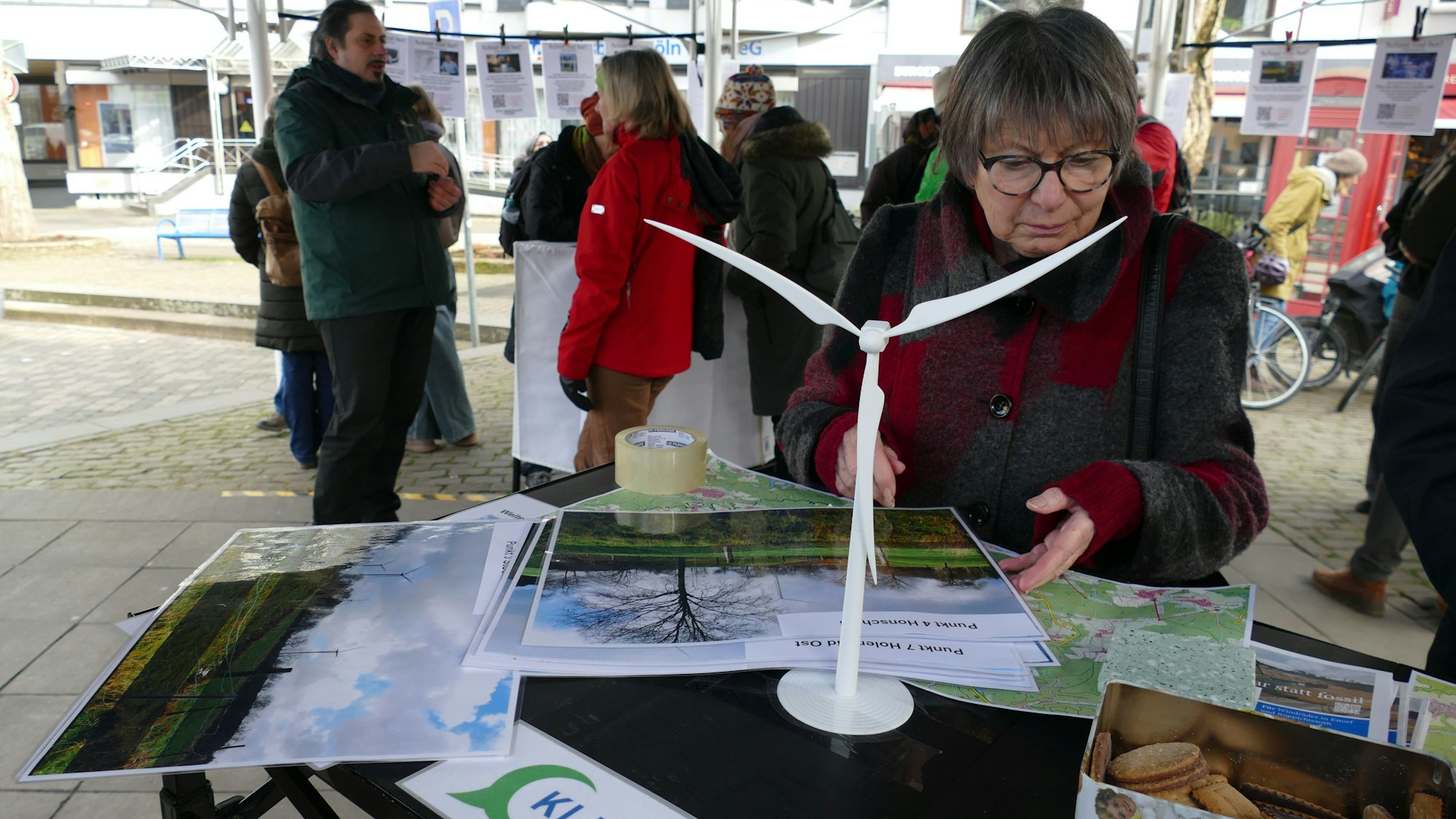 Informationen und QR-Codes zum Recherchieren gab es am Stand der Windkraftbefürworter.