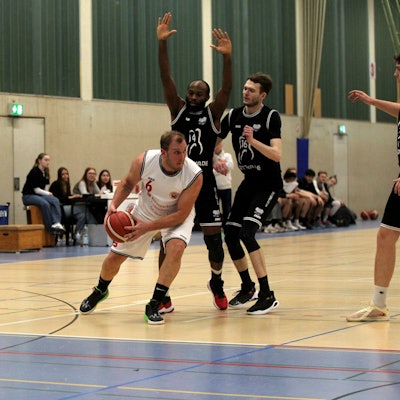 Zülpichs Christoph Gier hält den Ball und versucht, an der Doppeldeckung vorbeizukommen.