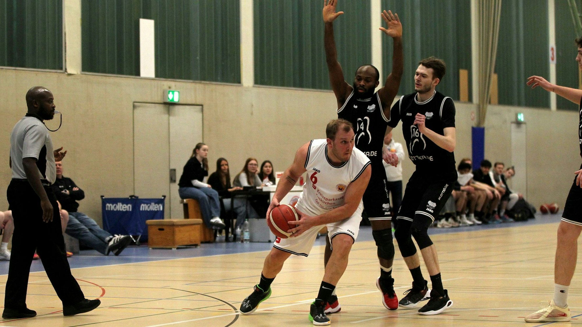 Zülpichs Christoph Gier hält den Ball und versucht, an der Doppeldeckung vorbeizukommen.