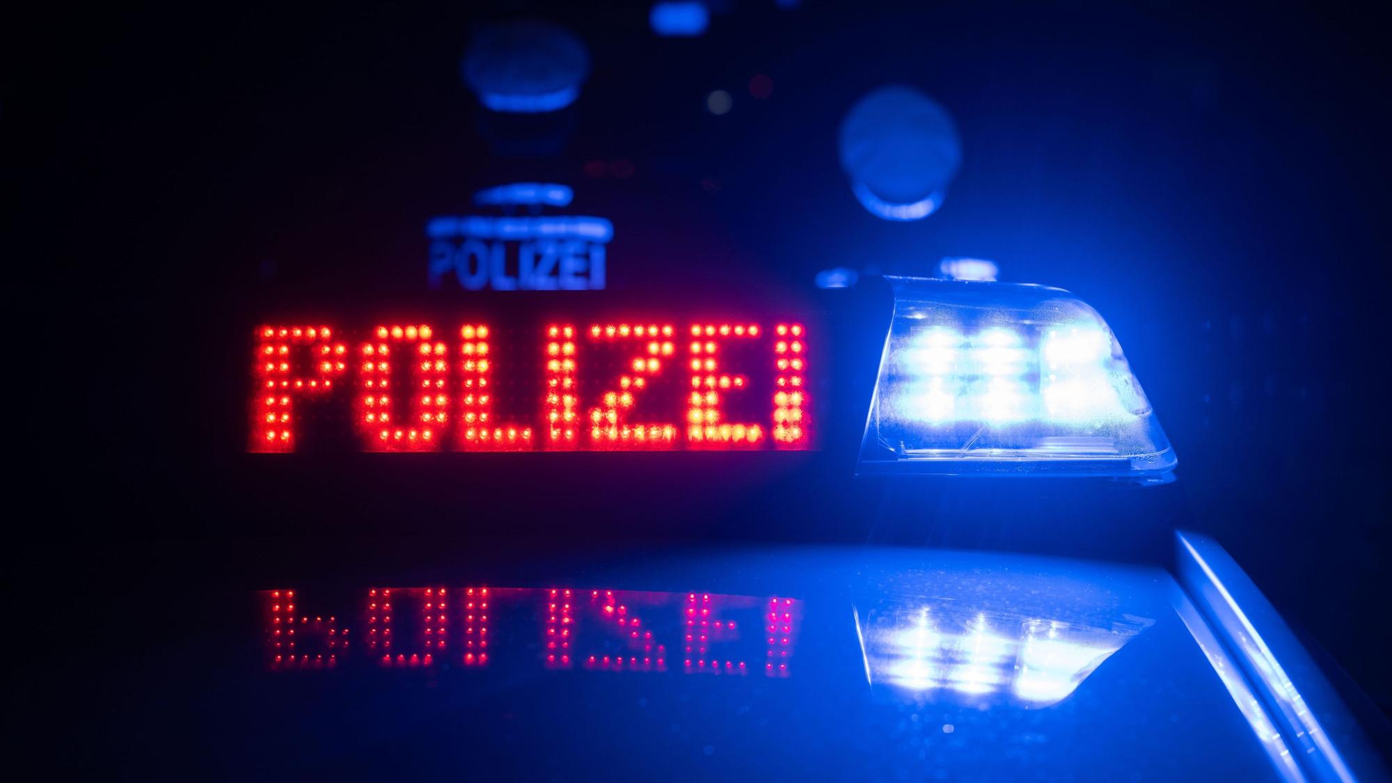 ILLUSTRATION - 30.11.2023, Baden-Württemberg, Stuttgart: Zwei Polizisten stehen im Rahmen eines Fototermins vor einem Polizeifahrzeug (gestellte Szene). (zu dpa: «Prozess um Einbruch in Juweliergeschäft beginnt») Foto: Marijan Murat/dpa +++ dpa-Bildfunk +++
