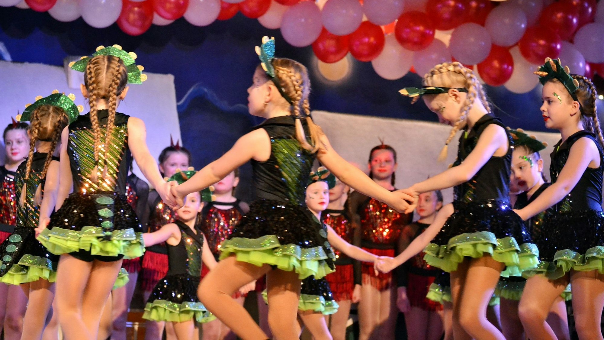 Das Bild zeigt einige Nachwuchstänzerinnen während der Sitzung in Palmersheim.