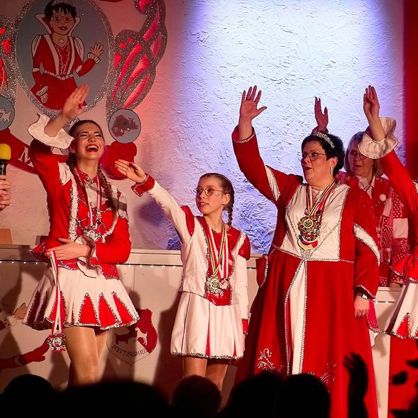 Das Bild zeigt die beiden Tollitäten während der Proklamation in Nettersheim.