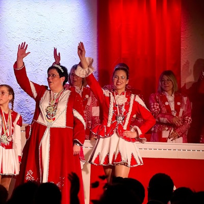 Das Bild zeigt die beiden Tollitäten während der Proklamation in Nettersheim.