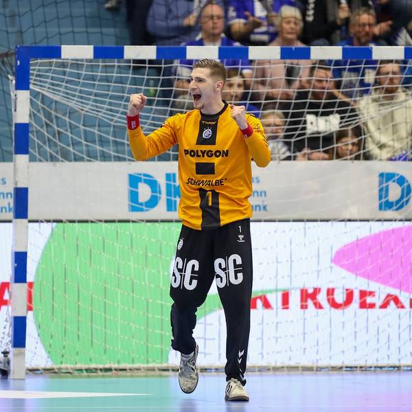 Nach einer Parade freut sich Dominik Kuzmanovic mit geballten Fäusten.