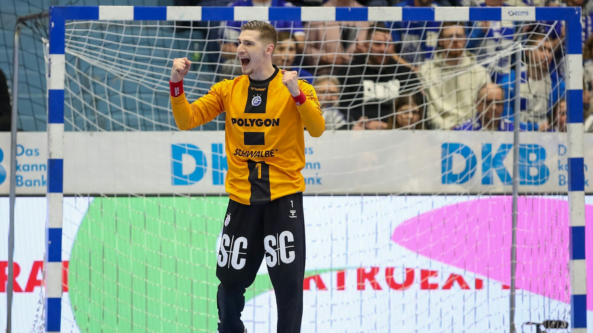 Nach einer Parade freut sich Dominik Kuzmanovic mit geballten Fäusten.