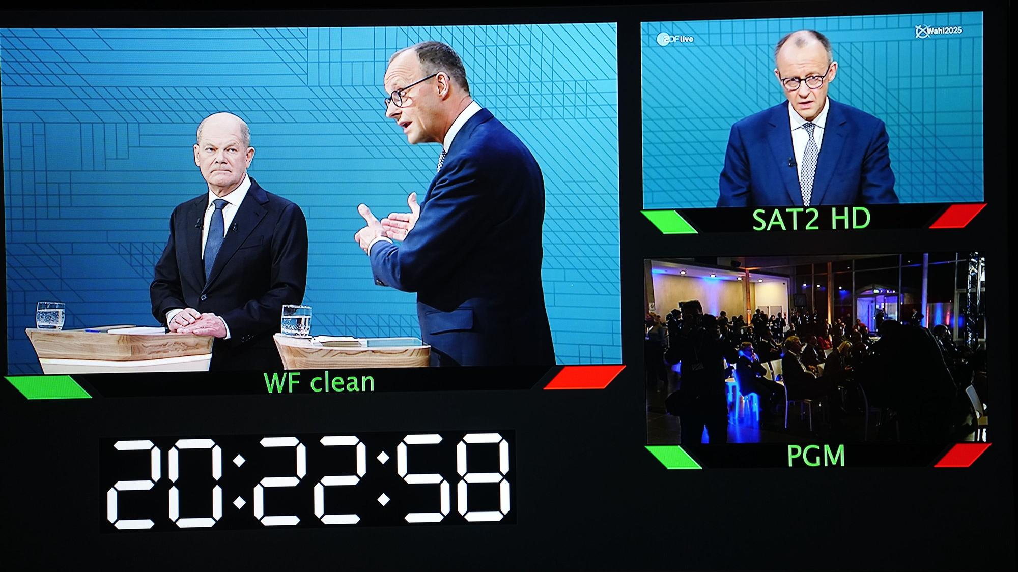 09.02.2025, Berlin: Journalisten beobachten das TV-Duell von ARD und ZDF mit Bundeskanzler Olaf Scholz (SPD) und Friedrich Merz, Unions-Kanzlerkandidat und CDU-Bundesvorsitzender, am Studio Berlin-Adlershof.