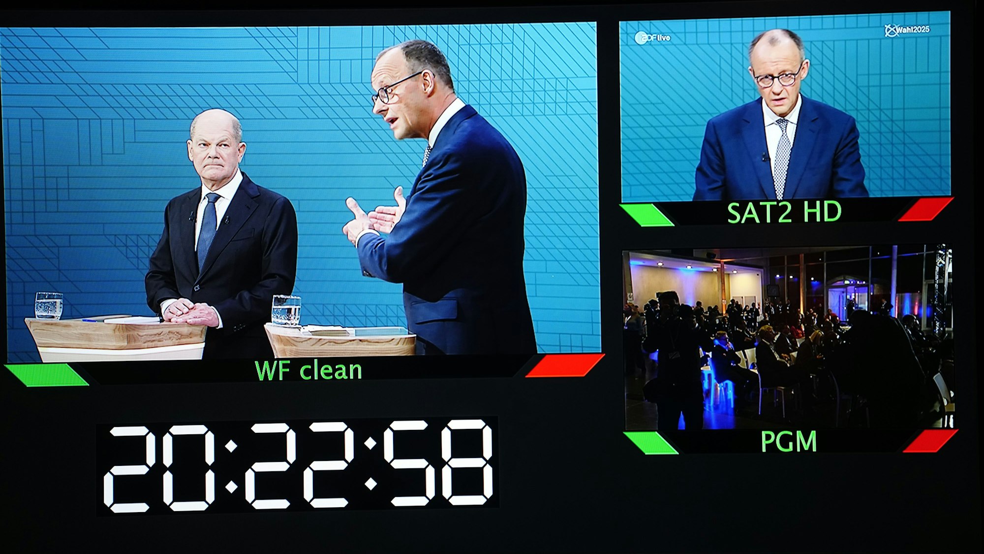 09.02.2025, Berlin: Journalisten beobachten das TV-Duell von ARD und ZDF mit Bundeskanzler Olaf Scholz (SPD) und Friedrich Merz, Unions-Kanzlerkandidat und CDU-Bundesvorsitzender, am Studio Berlin-Adlershof.