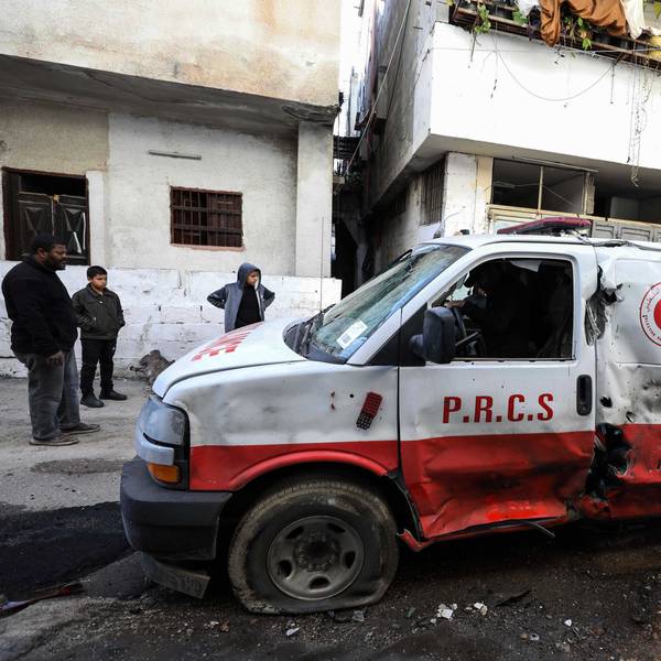 ARCHIV - 19.01.2024, Palästinensische Gebiete, Tulkarem: Ein zerstörter Krankenwagens, aufgenommen nach einer Razzia der israelischen Armee. Bei einem Einsatz der israelischen Armee in der Stadt Tulkarem im Westjordanland wurden nach israelischen Angaben mehrere bewaffnete Palästinenser getötet. (zu dpa: «Ministerium: Schwangere bei Israels Einsatz im Westjordanland getötet») Foto: Ayman Nobani/dpa +++ dpa-Bildfunk +++