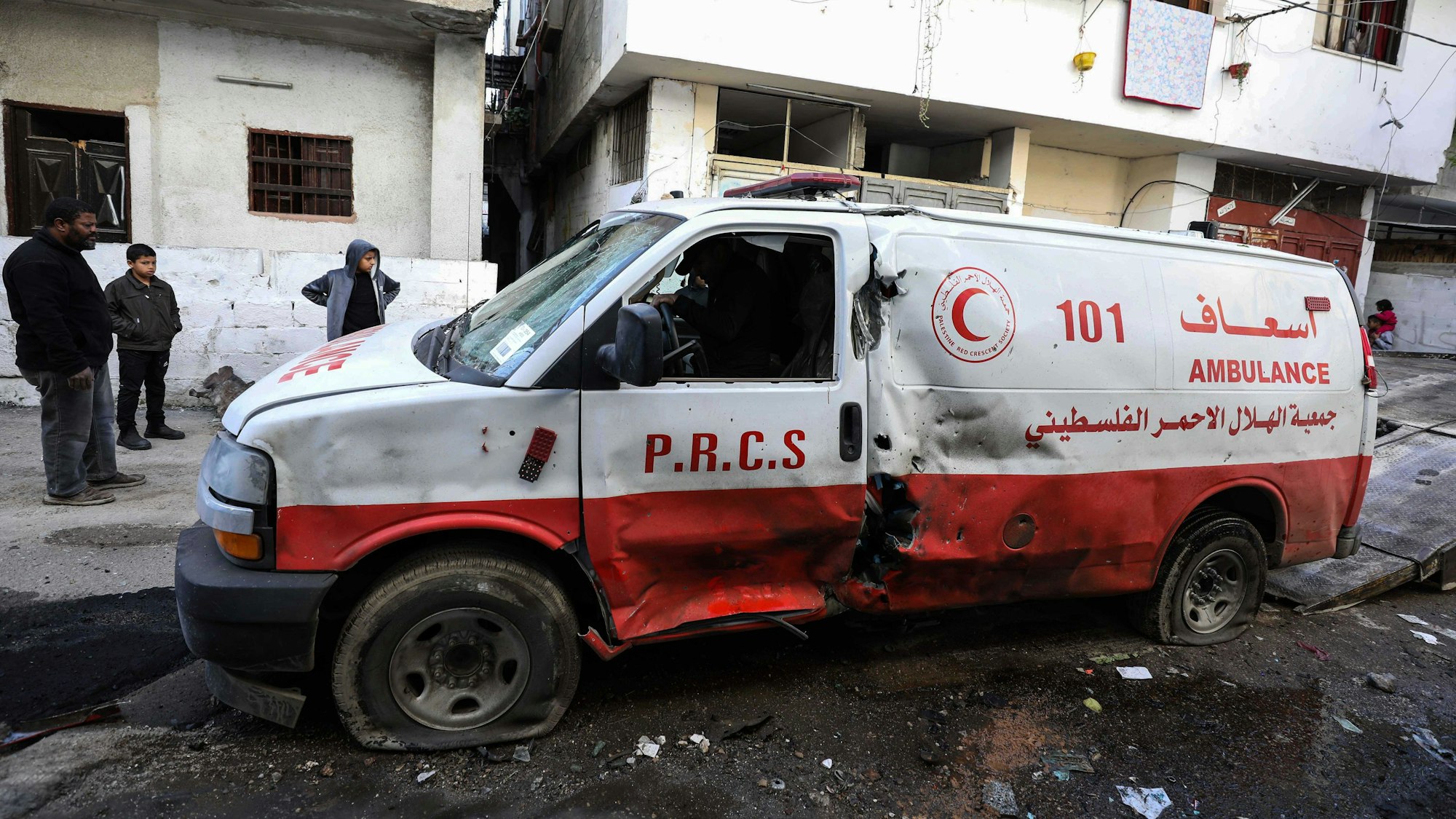 ARCHIV - 19.01.2024, Palästinensische Gebiete, Tulkarem: Ein zerstörter Krankenwagens, aufgenommen nach einer Razzia der israelischen Armee. Bei einem Einsatz der israelischen Armee in der Stadt Tulkarem im Westjordanland wurden nach israelischen Angaben mehrere bewaffnete Palästinenser getötet. (zu dpa: «Ministerium: Schwangere bei Israels Einsatz im Westjordanland getötet») Foto: Ayman Nobani/dpa +++ dpa-Bildfunk +++