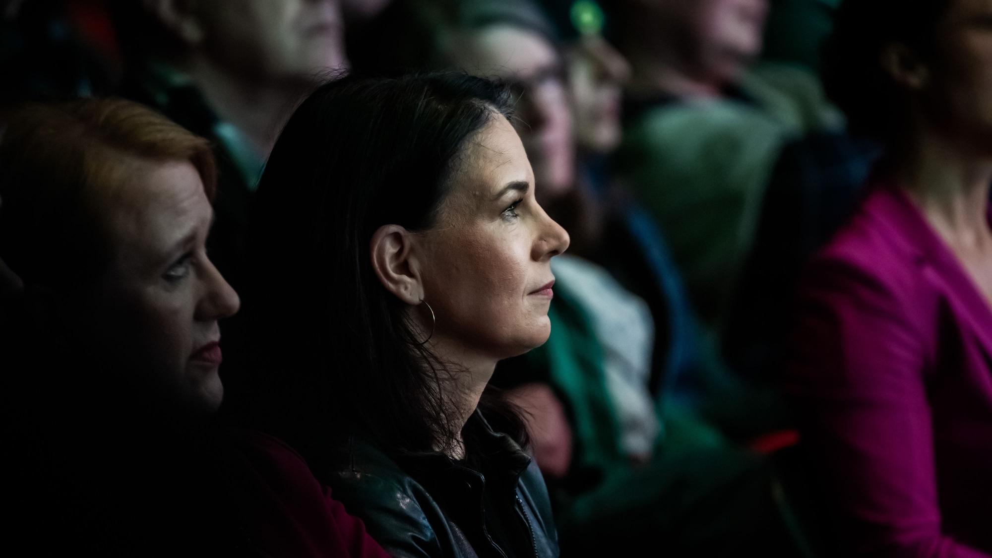 08.02.2025, Berlin: Annalena Baerbock (Bündnis 90/Die Grünen), Potsdamer Direktkandidatin für die Bundestagswahl und Außenministerin, verfolgt bei einer Wahlkampfveranstaltung der Grünen unter dem Motto «Dialog statt Duell» in der Columbiahalle die Rede vom Kanzlerkandidat der Grünen Habeck. Foto: Christoph Soeder/dpa +++ dpa-Bildfunk +++