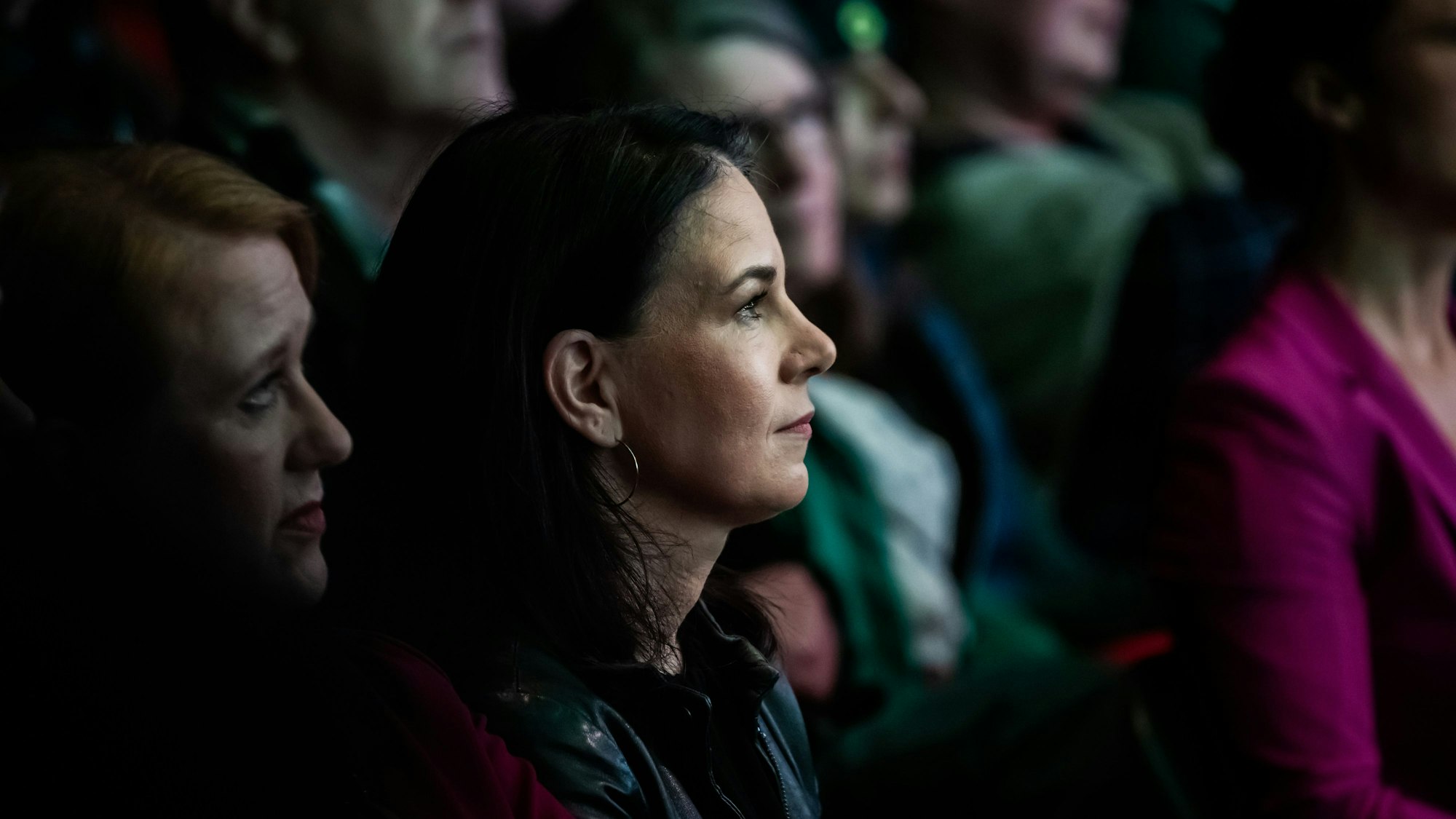 08.02.2025, Berlin: Annalena Baerbock (Bündnis 90/Die Grünen), Potsdamer Direktkandidatin für die Bundestagswahl und Außenministerin, verfolgt bei einer Wahlkampfveranstaltung der Grünen unter dem Motto «Dialog statt Duell» in der Columbiahalle die Rede vom Kanzlerkandidat der Grünen Habeck. Foto: Christoph Soeder/dpa +++ dpa-Bildfunk +++