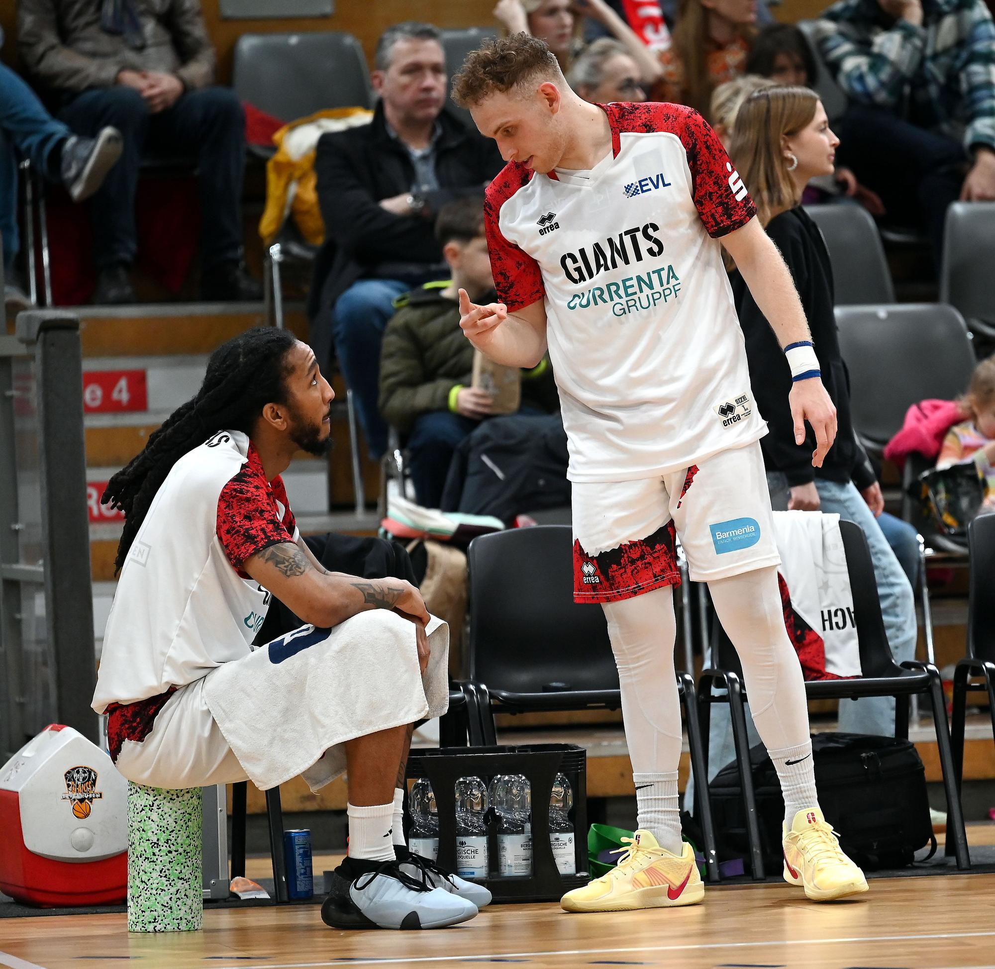 08.02.2025, Basketball-Bayer Giants Lev-Paderborn
links: Donte Nicholas (Bayer)
rechts: Viktor Ziring (Bayer)
Foto: Uli Herhaus