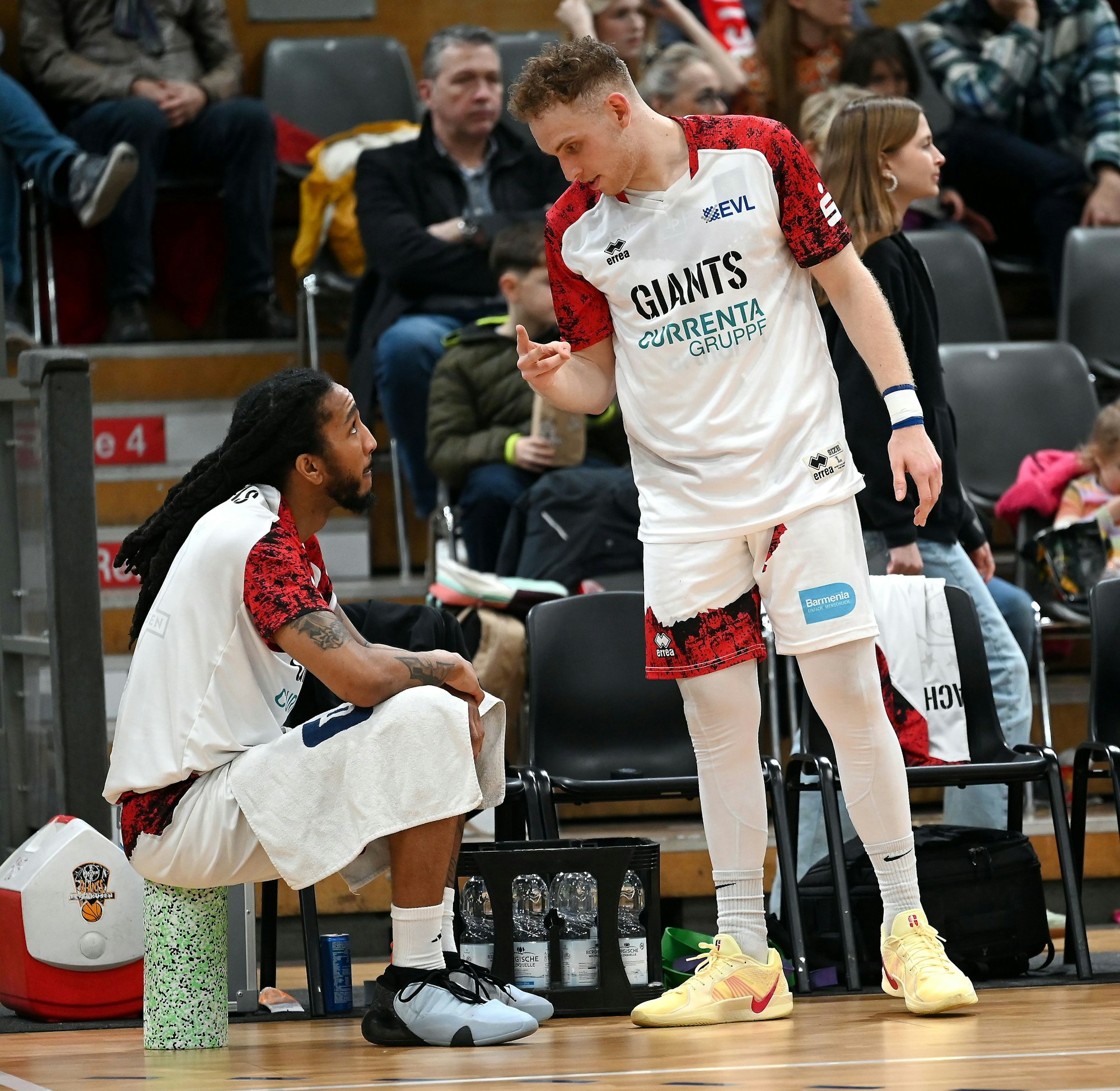08.02.2025, Basketball-Bayer Giants Lev-Paderborn
links: Donte Nicholas (Bayer)
rechts: Viktor Ziring (Bayer)
Foto: Uli Herhaus