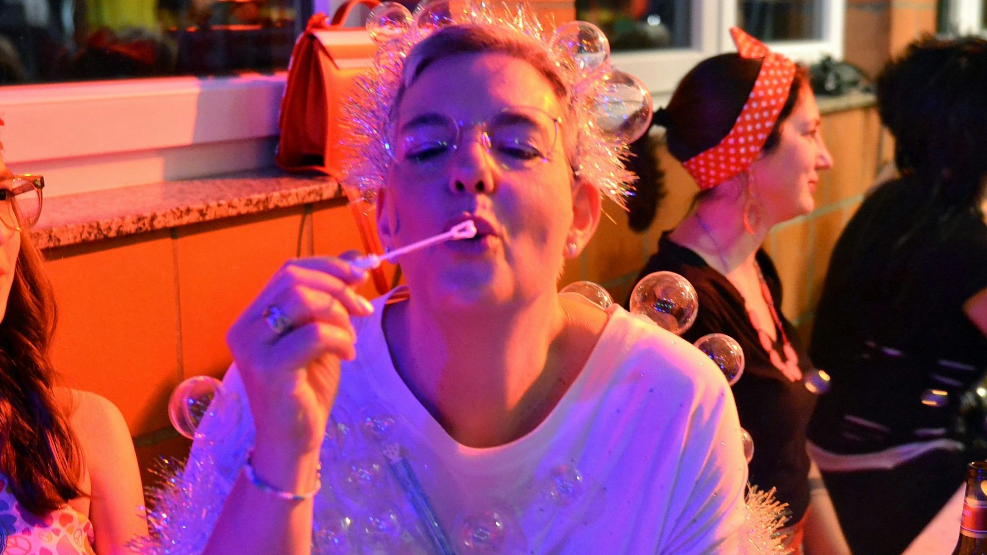 Das Bild zeigt Claudia Meyer, die versucht, eine Seifenblase zu formen.