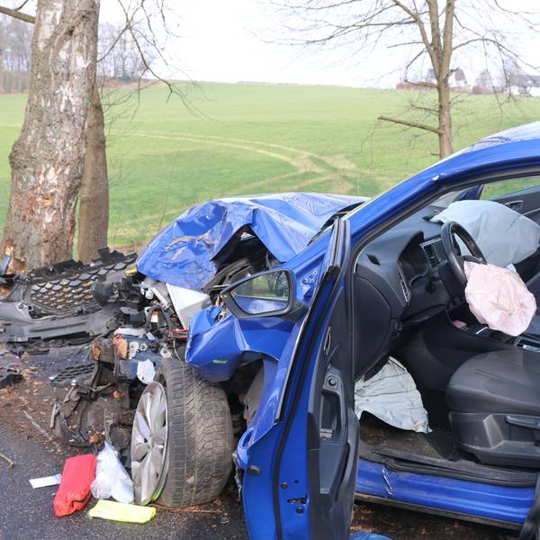 Das Foto zeigt den völlig zerstörten Unfallwagen.