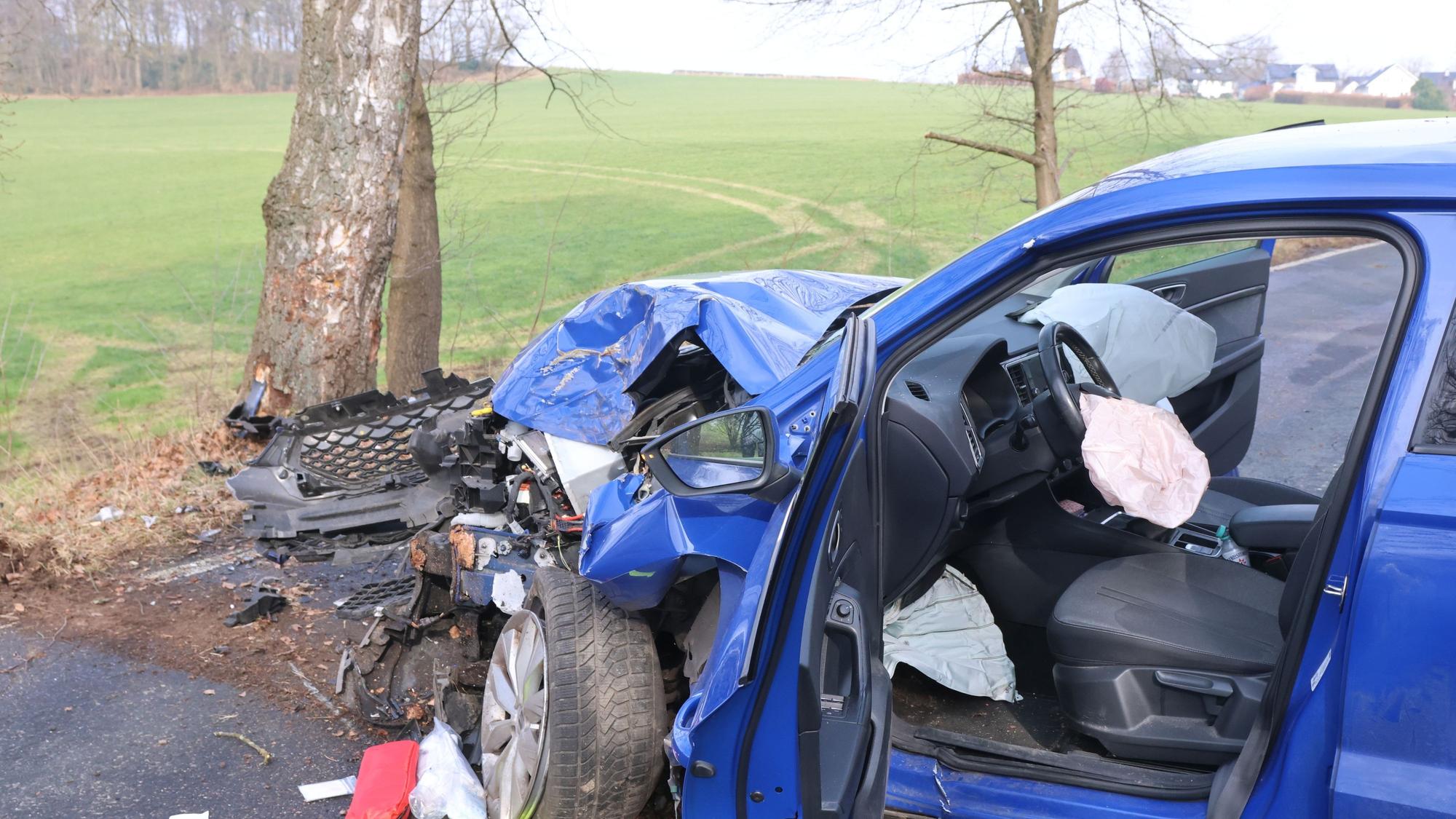 Das Foto zeigt den völlig zerstörten Unfallwagen.