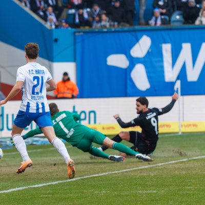 links Lex Tyger Lobinger Viktoria trifft gegen Torwart Benjamin Uphoff Rostock zum 1:1 GER, FC Hansa Rostock vs. Viktoria Köln, Fußball, Männer, 3. Liga, 23.Spieltag, Spielzeit 2024/2025, 09.02.2025 Rostock Ostseestadion Mecklenburg - Vorpommern Deutschland *** left Lex Tyger Lobinger Viktoria scores against goalkeeper Benjamin Uphoff Rostock for 1 1 GER, FC Hansa Rostock vs Viktoria Köln, Soccer, Men, 3 Liga, Matchday 23, Season 2024 2025, 09 02 2025 Rostock Ostseestadion Mecklenburg Vorpommern Germany