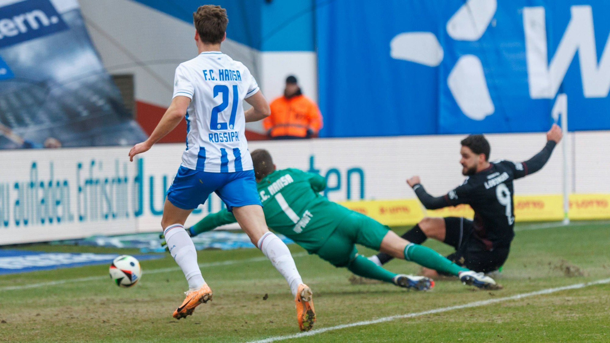 links Lex Tyger Lobinger Viktoria trifft gegen Torwart Benjamin Uphoff Rostock zum 1:1 GER, FC Hansa Rostock vs. Viktoria Köln, Fußball, Männer, 3. Liga, 23.Spieltag, Spielzeit 2024/2025, 09.02.2025 Rostock Ostseestadion Mecklenburg - Vorpommern Deutschland *** left Lex Tyger Lobinger Viktoria scores against goalkeeper Benjamin Uphoff Rostock for 1 1 GER, FC Hansa Rostock vs Viktoria Köln, Soccer, Men, 3 Liga, Matchday 23, Season 2024 2025, 09 02 2025 Rostock Ostseestadion Mecklenburg Vorpommern Germany