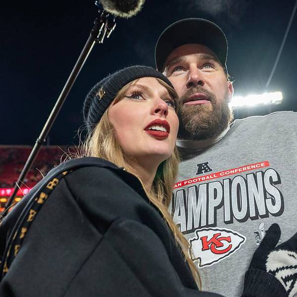 Chiefs-Spieler Travis Kelce (r.) und US-Popstar Taylor Swift.