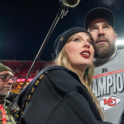 Chiefs-Spieler Travis Kelce (r.) und US-Popstar Taylor Swift.