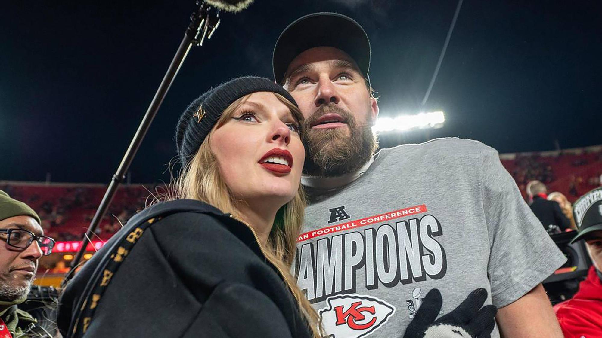 Travis Kelce und Taylor Swift, Arm in Arm.