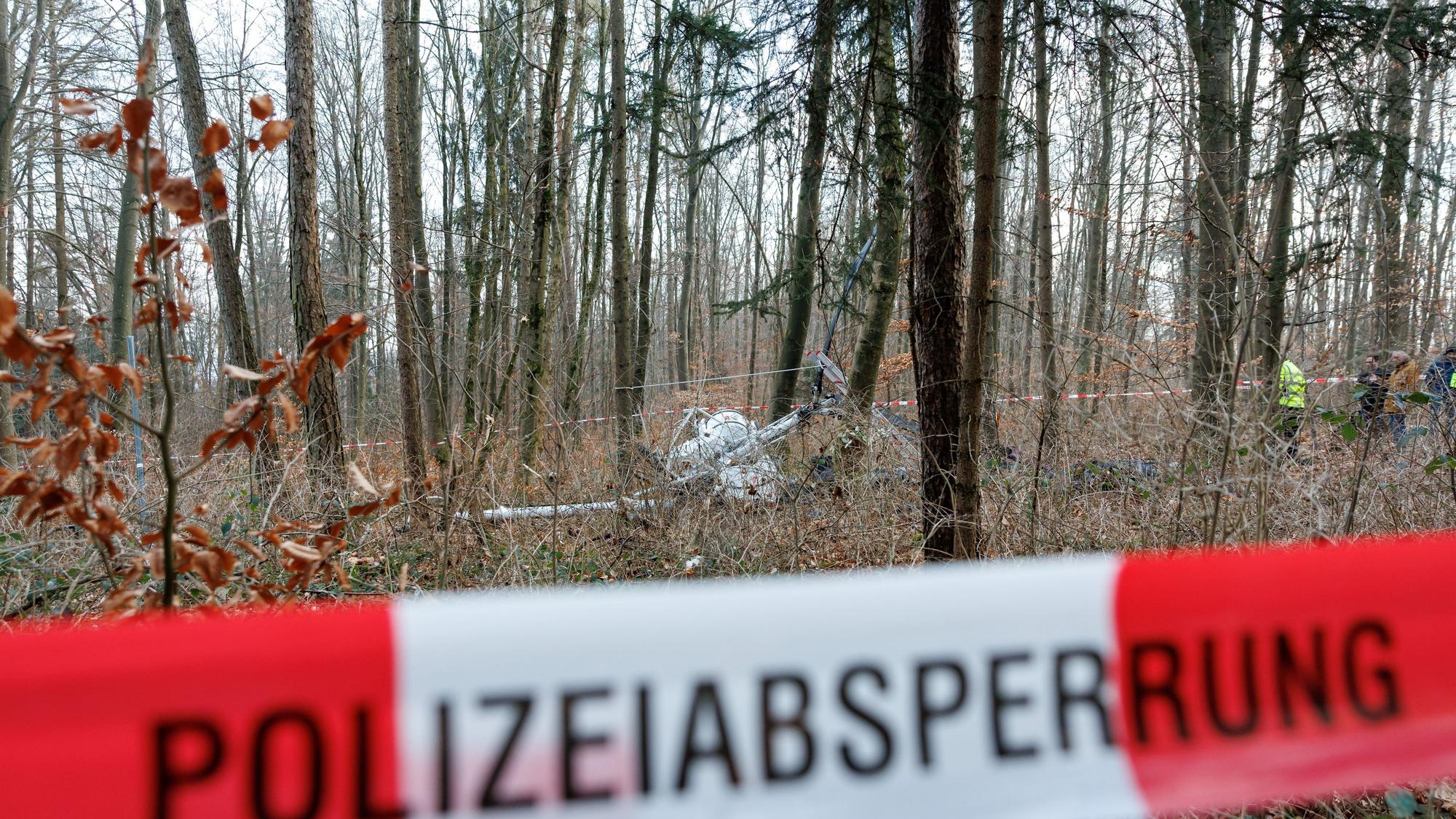 Ein abgestürzter Hubschrauber liegt in einem Wald.