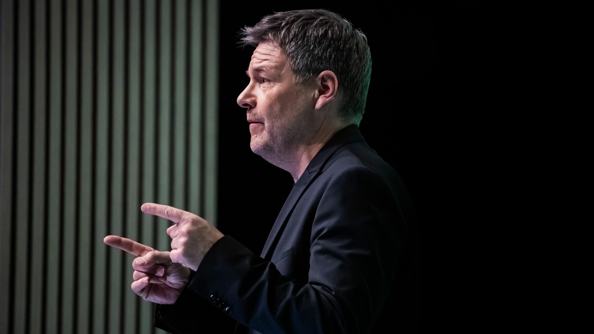08.02.2025, Berlin: Robert Habeck (Bündnis 90/Die Grünen), Kanzlerkandidat der Grünen und Bundesminister für Wirtschaft und Klimaschutz, spricht bei einer Wahlkampfveranstaltung der Grünen unter dem Motto «Dialog statt Duell» in der Columbiahalle. Foto: Christoph Soeder/dpa +++ dpa-Bildfunk +++