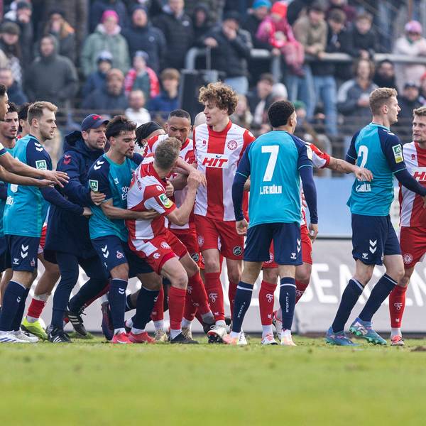 Regionalliga West: Fortuna Köln - 1. FC Köln U21, U 21 09.02.2024 Rudelbildung nach hartem Foulspiel. Regionalliga West, Fortuna Köln - 1. FC Köln U21, 21. Spieltag, am 09.02.2024, Südstadion, Köln *** Regionalliga West Fortuna Köln 1 FC Köln U21, 09 02 2024 Scuffle after hard foul play Regionalliga West, Fortuna Köln 1 FC Köln U21, 21 Matchday, on 09 02 2024, Südstadion, Cologne Copyright: xBEAUTIFULxSPORTS/Meuselx