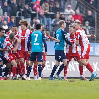 Regionalliga West: Fortuna Köln - 1. FC Köln U21, U 21 09.02.2024 Rudelbildung nach hartem Foulspiel. Regionalliga West, Fortuna Köln - 1. FC Köln U21, 21. Spieltag, am 09.02.2024, Südstadion, Köln *** Regionalliga West Fortuna Köln 1 FC Köln U21, 09 02 2024 Scuffle after hard foul play Regionalliga West, Fortuna Köln 1 FC Köln U21, 21 Matchday, on 09 02 2024, Südstadion, Cologne Copyright: xBEAUTIFULxSPORTS/Meuselx