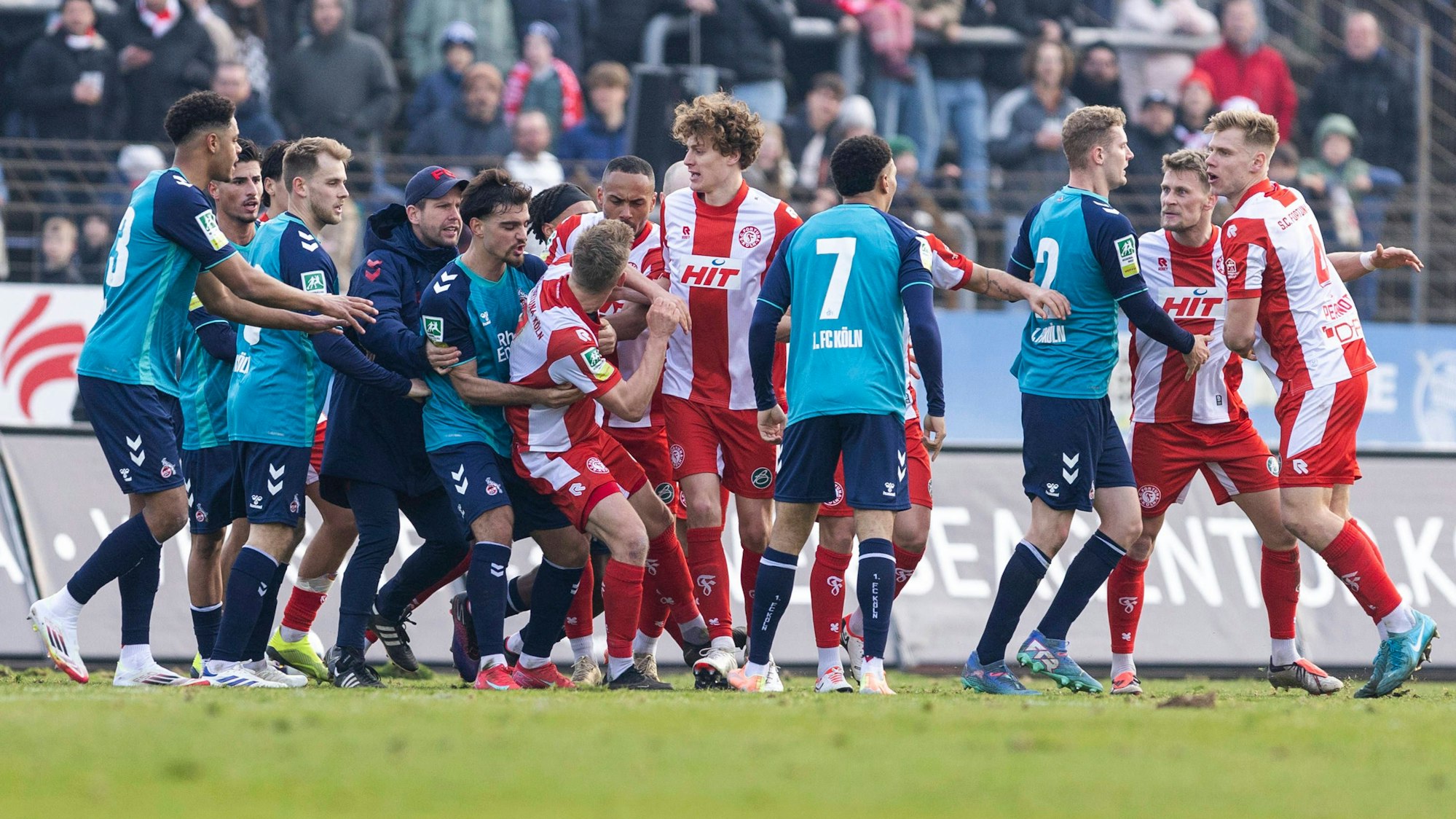 Regionalliga West: Fortuna Köln - 1. FC Köln U21, U 21 09.02.2024 Rudelbildung nach hartem Foulspiel. Regionalliga West, Fortuna Köln - 1. FC Köln U21, 21. Spieltag, am 09.02.2024, Südstadion, Köln *** Regionalliga West Fortuna Köln 1 FC Köln U21, 09 02 2024 Scuffle after hard foul play Regionalliga West, Fortuna Köln 1 FC Köln U21, 21 Matchday, on 09 02 2024, Südstadion, Cologne Copyright: xBEAUTIFULxSPORTS/Meuselx